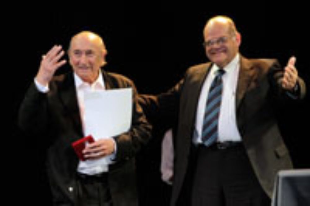 "Este premio me llega al corazón", dijo Alarcón agradecido por la oportunidad de recordar a su profesor. 