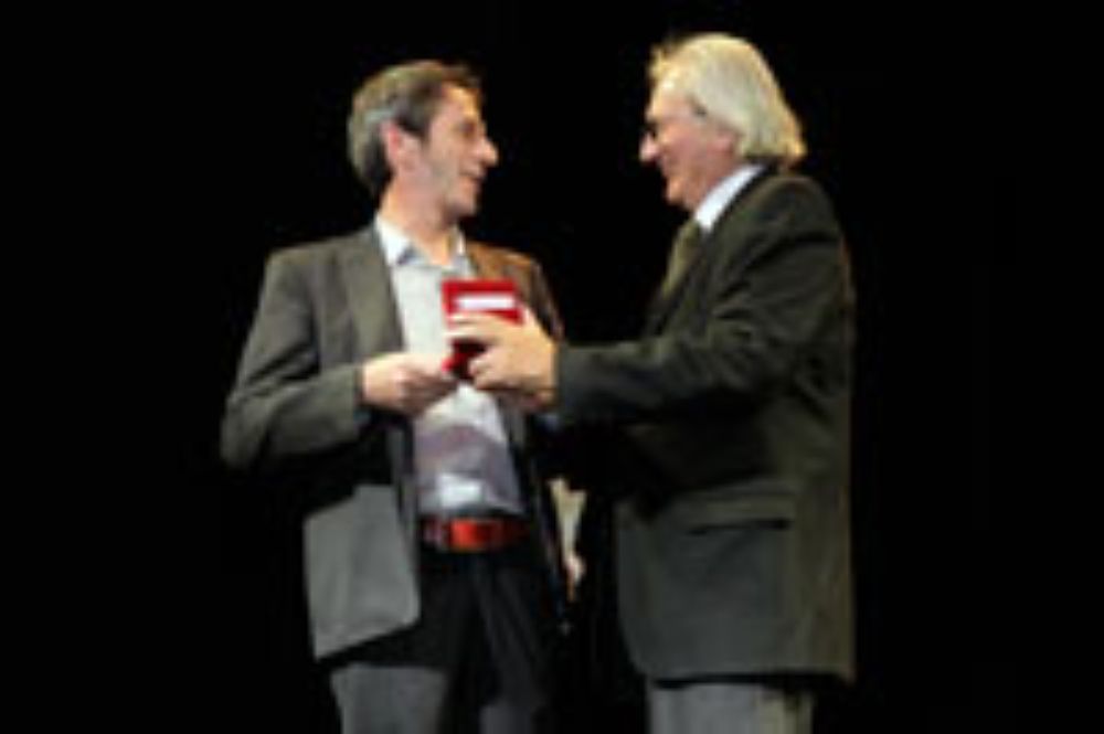 "Entendemos este oficio como un algo que se realiza para cambiar la vida. Así me lo enseñaron mis padres, así me lo enseñó mi Universidad", dijo Alfredo Castro al recibir el galardón.