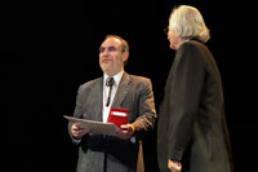 Luis Córdoba, actor de la Compañía de Teatro Experimental de la Municipalidad de Puerto Montt aceptó el reconocimiento al trabajo de su madre, María Asunción Requena.