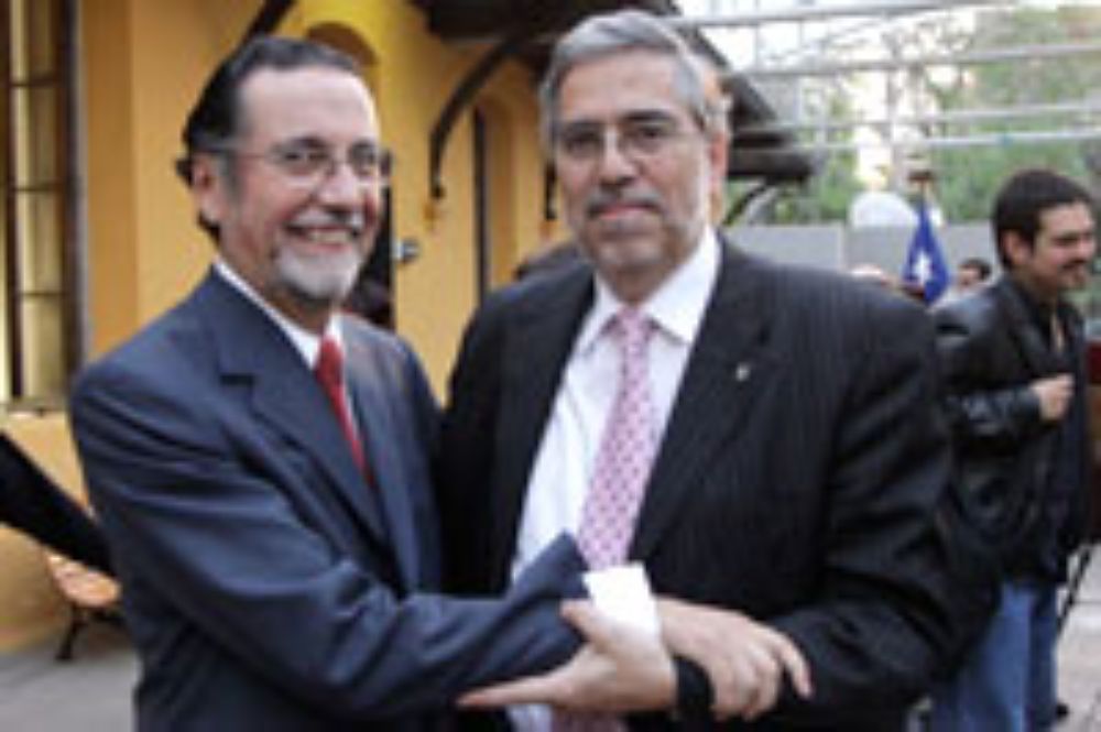 El Rector de la USACH y Presidente del Consorcio de Universidades Estatales (CUECH), Juan Manuel Zolezzi, llegó a saludar al Rector que conducirá esta Casa de Estudios por los próximos cuatro años.