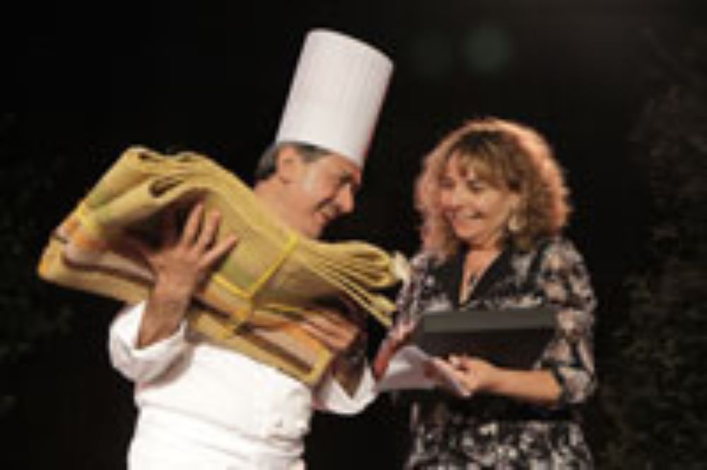 La Vicerrectora recibió un Tapiz confeccionado por las tejedoras de Chapelco, Patrimonio de la Humanidad.