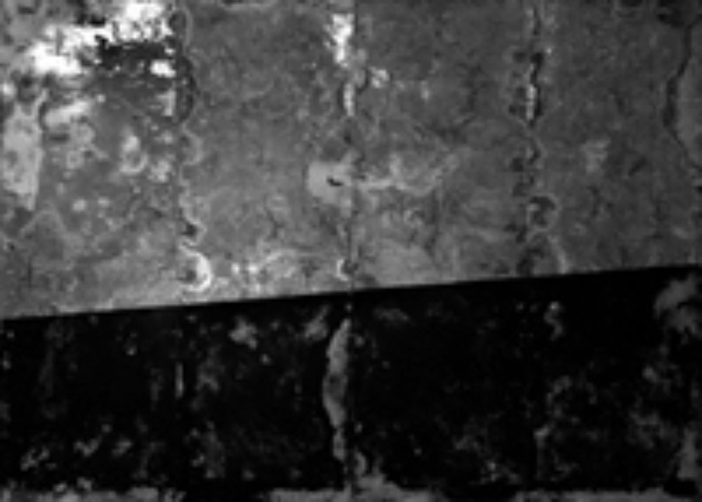 En las piezas de zinc, la fotografía inicial se transforma en una huella que contiene su materialidad como forma constructiva; "significa y contiene todo, al tiempo que no significa nada".