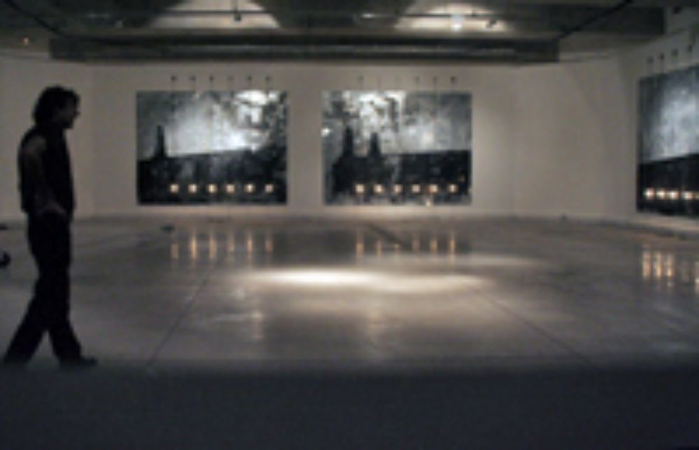 "De la Preciosa Sangre" se inaugura el jueves 31 de marzo, a las 19:30 horas, en el MAC Parque Forestal. La muestra permanecerá en exhibición hasta el 29 de mayo en en la sala Zócalo de este Museo.