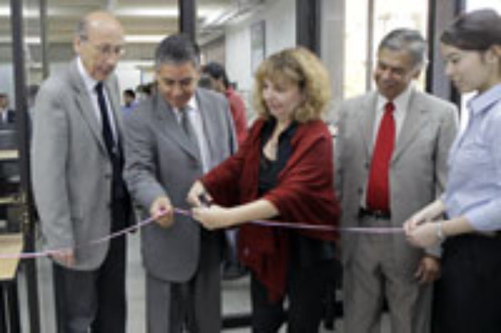 El Decano Brieva, junto al Presidente (s) de ZTE Rubén Subiabre y a la Vicerrectora de Extensión y Comunicaciones Sonia Montecino, dieron por inaugurado el nuevo Laboratorio.