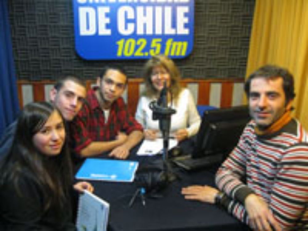 El Dr. Nicolás Guiliani junto a los tres alumnos del Colegio Pedro de Valdivia de Las Condes y la Prof. Hortensia Morales, conductora del programa radial