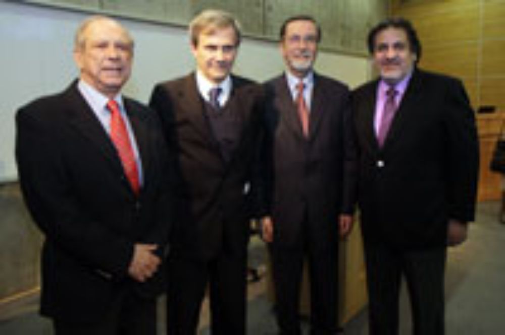 El Rector Arocena participó el viernes 22 de un conversatorio con estudiantes.