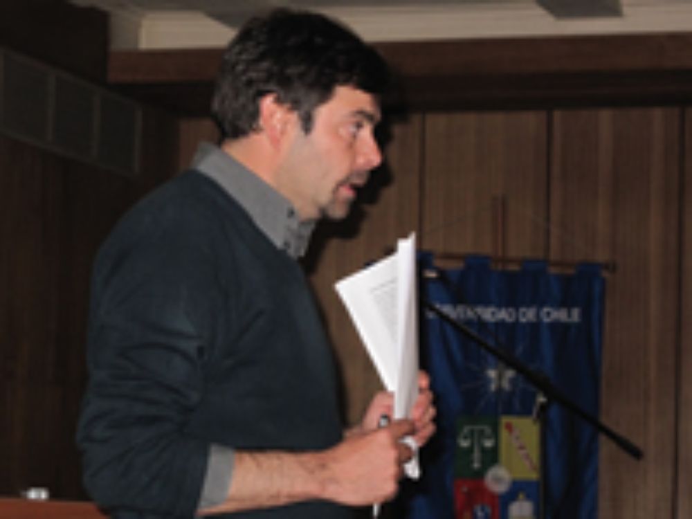 El investigador Pablo Cruz dando la ponencia en FACSO.