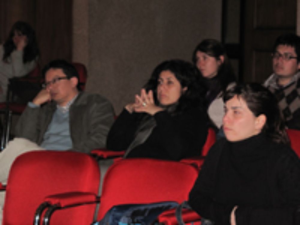 Las y los asistentes escuchan con interés el estudio presentado por Cruz.