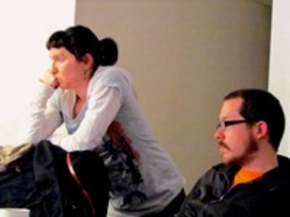 La Profesora de la carrera de Danza, Paulina Mellado, y el ayudante del Comité Responsable de Danza, Ignacio Ramos.