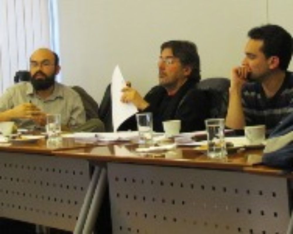 Los Profesores Camilo Rossel y Abel Carrizo, de la carrera de Teatro, junto al ayudante del Comité Responsable, Guillermo Jarpa.