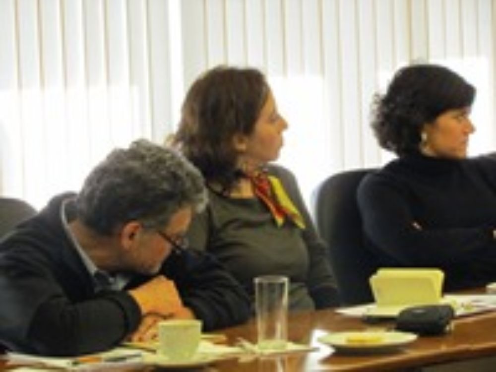 El Presidente del Consejo de Evaluación, Prof. Gonzalo Díaz, junto a Rebeca Silva, académica de Diseño, y Paola Jirón, académica de Arquitectura.