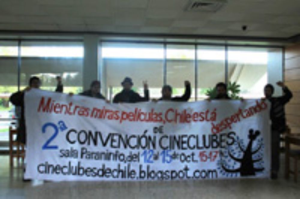 Asistentes portando lienzo del encuentro. 