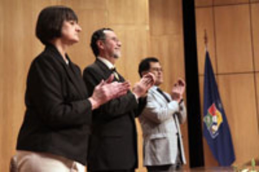  El Rector junto a la Prorrectora Rosa Devés y el Vicerrector de Asuntos Académicos Patricio Aceituno.
