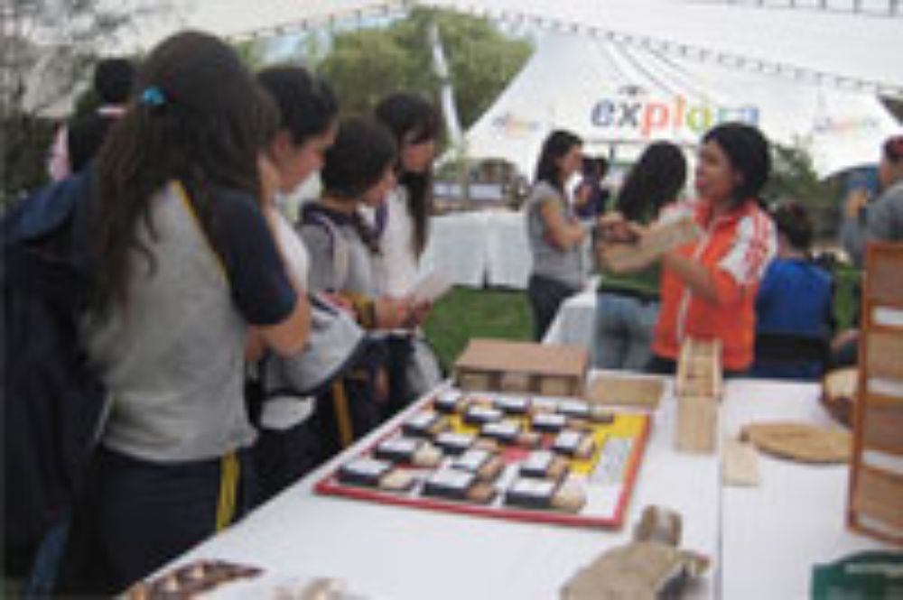 Feria de la Química, organizada por la Coordinación Metropolitana de Explora y que contó con la participación de diversas Facultades de la U. de Chile.