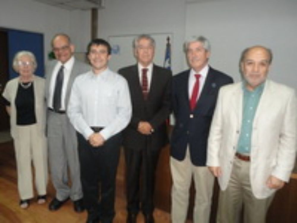 Dr. Carlos Blondel Buijuy en compañía de las autoridades de la facultad y de la Fundación Allende - Connelly
