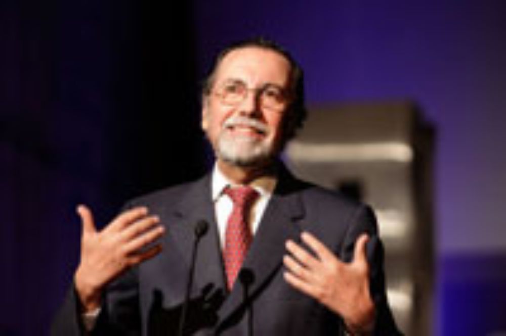 ¡Viva la Universidad de Chile, viva la Universidad de Chile libre! ¡Viva la Educación Pública de calidad y equitativa!... ¡Vivan ustedes!", expresó el Rector".