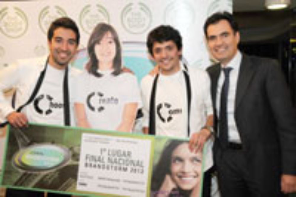 Los estudiantes Hugo Venegas, Paulina Bertrand, Rodrigo Vargas y Anthony Ponsford, Director General de L'Oreal Chile.