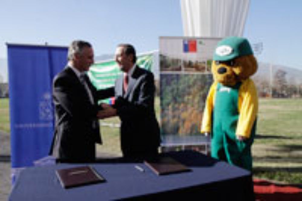 Según consigna el documento CONAF otorgará asistencia técnica y capacitación "en temáticas atingentes a la selección, plantación y mantenimiento de los árboles".