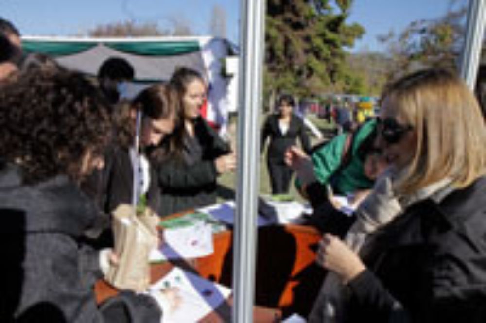 Quienes asistieron a la firma del convenio se llevaron a sus casas un ejemplar de peumo y quillay.
