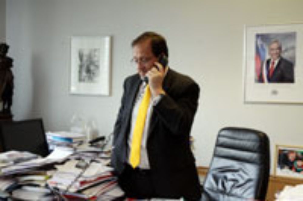 El Ministro de Educación se comunicó al extranjero con el profesor Uauy para comunicarle la noticia.