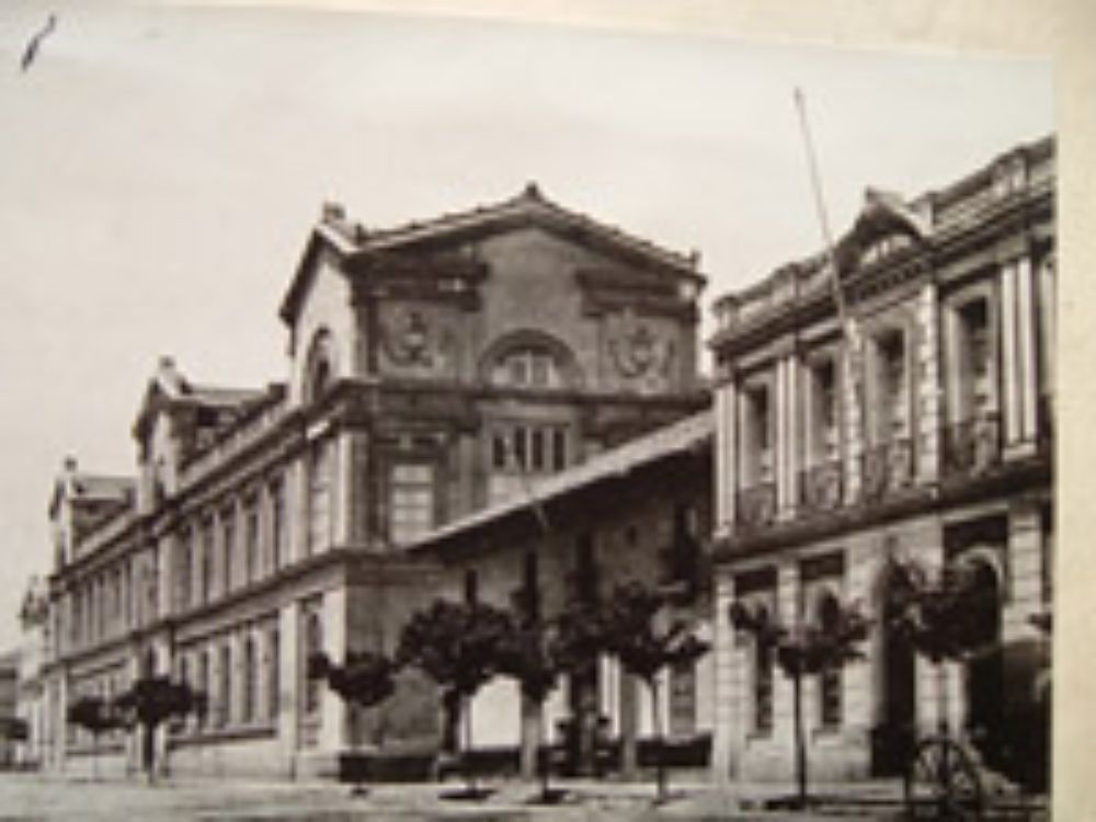  Su arquitecto fue Lucien Ambroise Henault, y su constructor, Fermín Vivaceta.