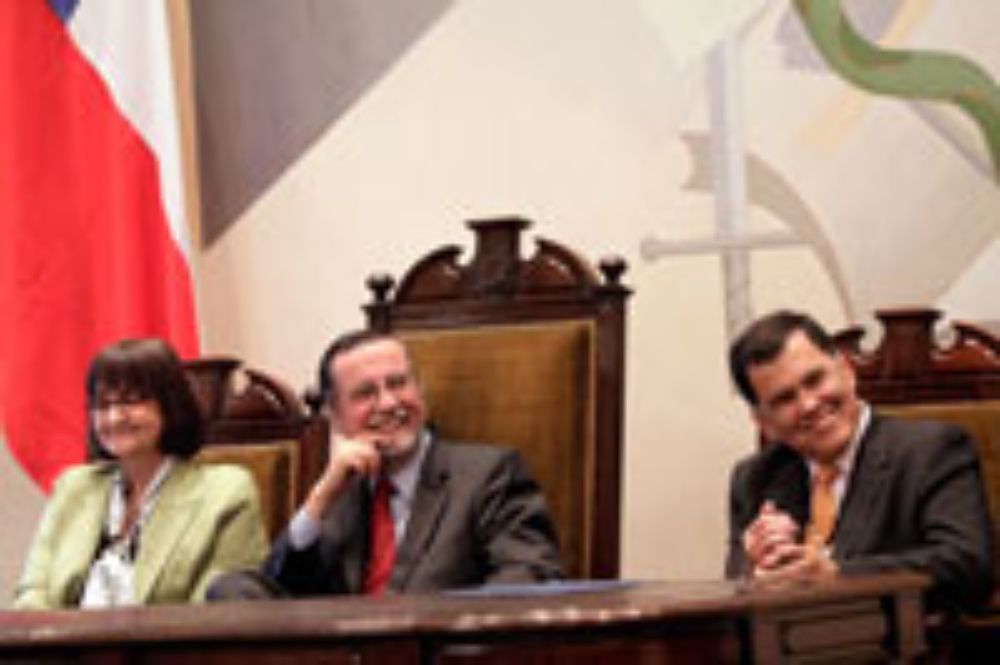 La Dra. Rosa Devés junto al Rector y el Vicerrector Patricio Aceituno. 