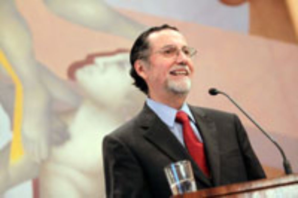 "La Universidad de Chile les agradece a ustedes, a sus compañeros y compañeras de trabajo, a sus familias lo que hoy celebramos: su excelencia y su entrega", expresó el Rector.  