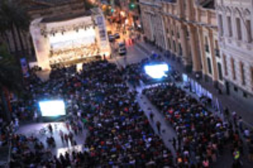 Alrededor de 7 mil personas fueron las que repletaron la Plaza de Armas para presenciar el Concierto Sinfónico Coral que celebró los 170 años de la Universidad.