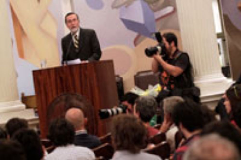 El Rector Víctor Pérez Vera agradeció a la directiva saliendo y extendió sus mejores deseos a la nueva generación de dirigentes que liderarán a la FECH.