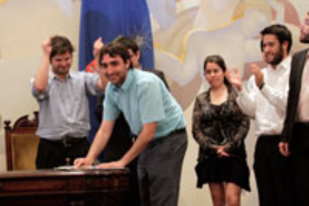 El Presidente de la FECH en la firma del acta del cambio de mando, convirtiéndose en el segundo período consecutivo del colectivo Izquierda Autónoma.