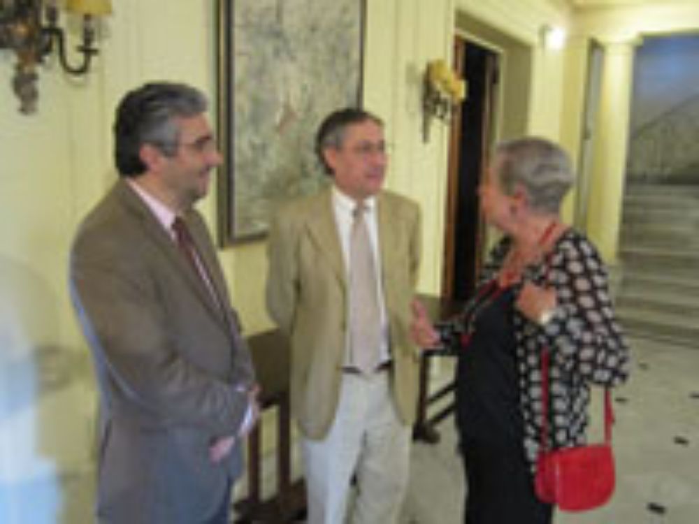 El Decano de la Facultad de Ciencias Dr. Víctor Cifuentes y el Vicedecano, Dr. José Rogan comparten con la Prof. Adriana Valdés, Subdirectora de la Academia Chilena de la Lengua