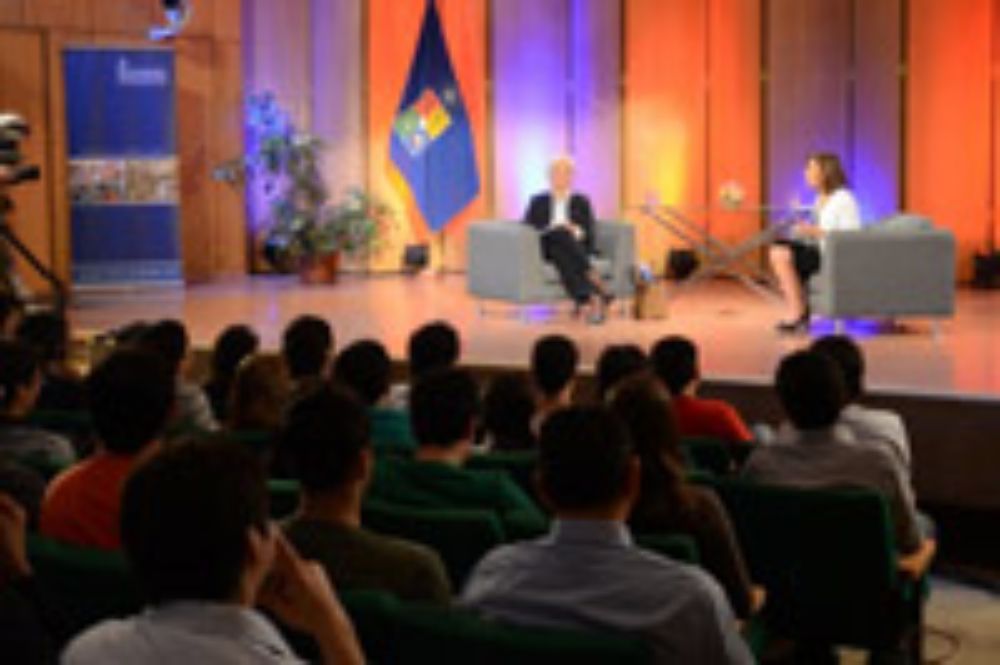 Con una tremenda asistencia se realizó su encuentro con los estudiantes, el que fue moderado por Constanza Santa María. 