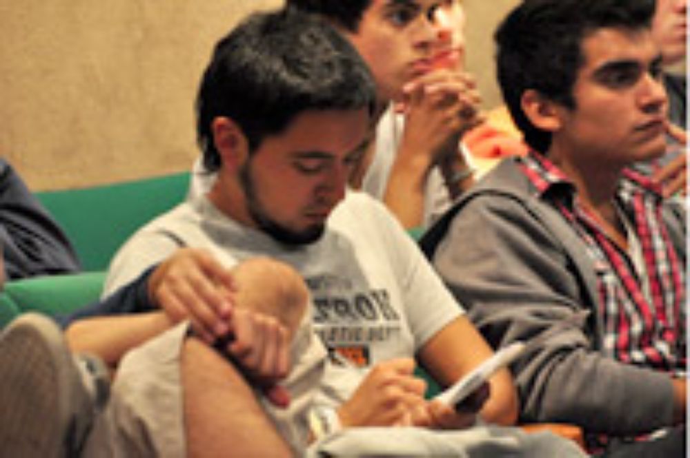 Los estudiantes mostraron gran interés por las exposiciones de los panelistas