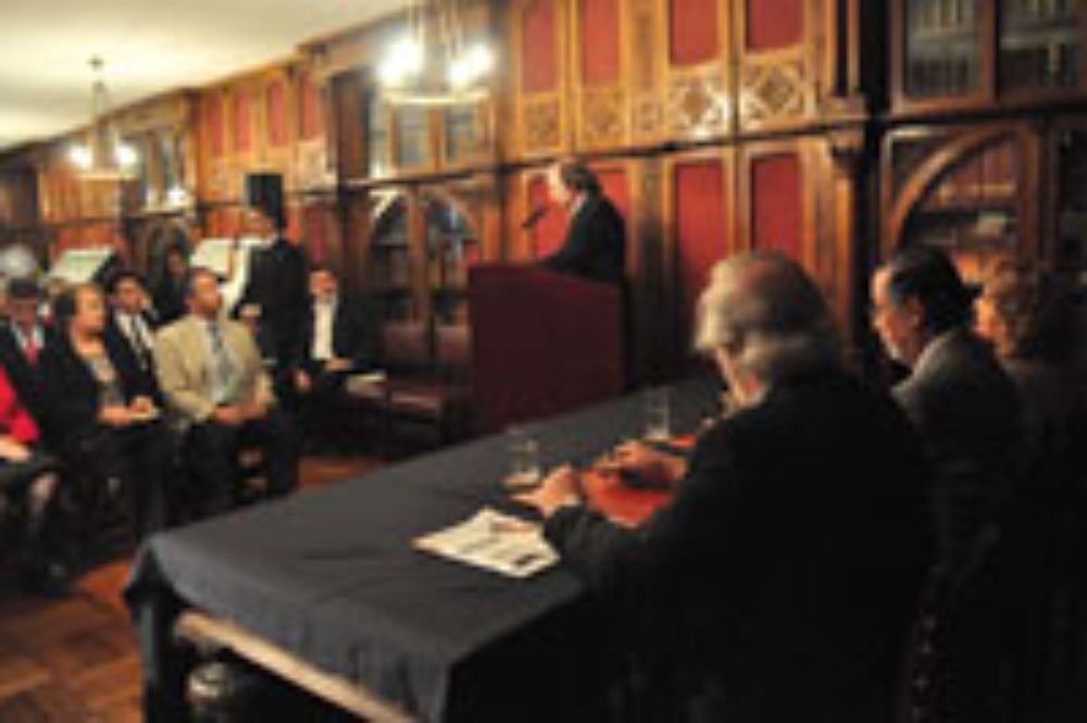 La firma se concretó en el Archivo Andrés Bello, institución que resguarda parte importante del patrimonio del poeta.