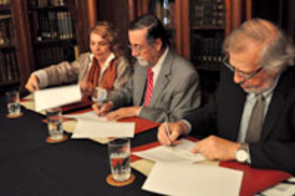 Con el convenio se oficializó la creación de la Cátedra Pablo Neruda. 