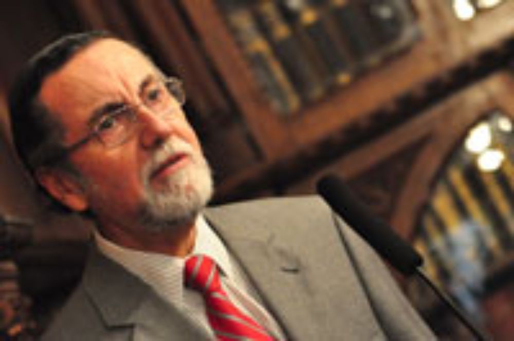 "La Universidad y el poeta pueden ser comprendidos como las dos más grandes instituciones culturales del siglo XX", expresó el Rector.