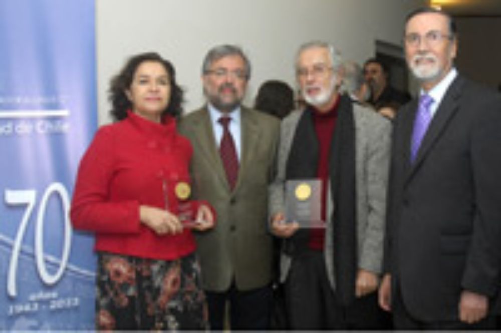 Funcionarios, académicos y ex académicos de la Escuela de Salud Pública fueron reconocidos por su trayectoria.