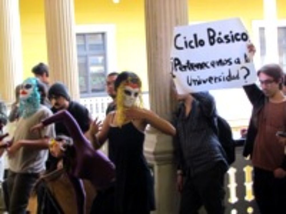 El llamado 'Ciclo Básico' desarrolló una colorida y rítmica expresión de sus demandas, previa al ingreso a la plenaria del día 16 de mayo.