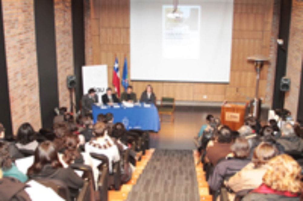 En la ocasión, el Decano de la Facultad profesor Leopoldo Prat Vargas, realizó a la comunidad universitaria y público en general una presentación acerca de la participación que la FAU tuvo en la PNDU.