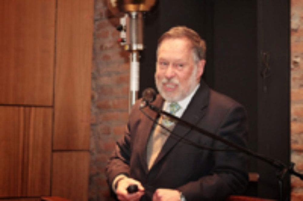 El Decano FAU presentando su ponencia sobre la participación de la Facultad.