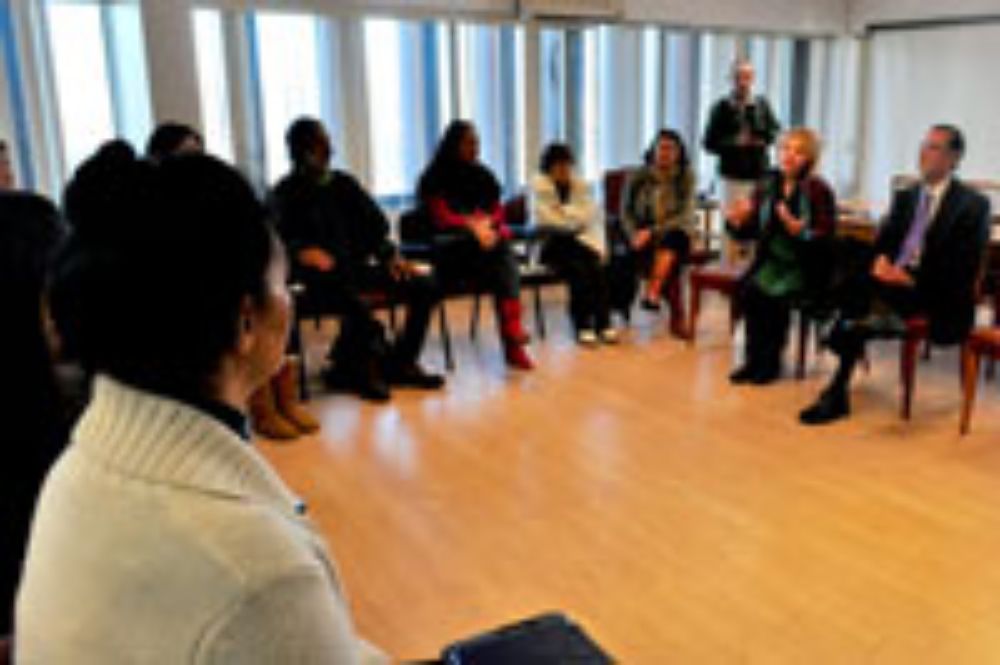 En la ceremonia de bienvenida el Rector Víctor Pérez Vera recordó su reciente viaje a la Isla de Pascua, en el marco del programa "170 escuelas - 170 académicos y académicas".