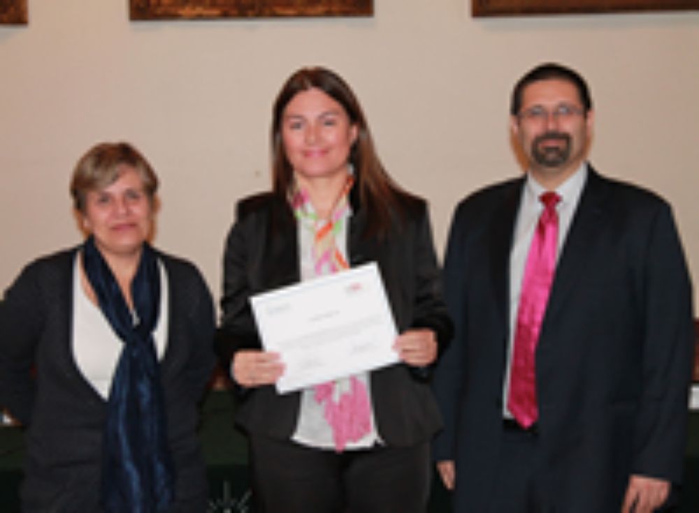 La directora del INDH, Lorena Fries, junto a una de las alumnas del curso y al director del CDH, Claudio Nash.