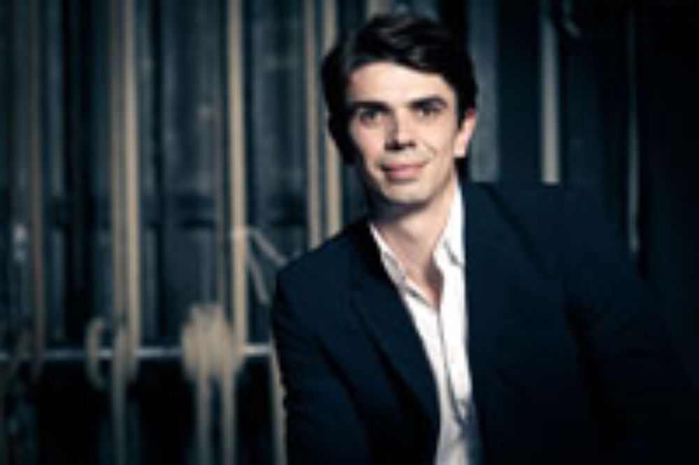 Mathieu Guilhaumon, se formó en el "American Dance Center" de Nueva York y en la escuela Rudra Béjart en Suiza. Colaboró como coreógrafo invitado en la Ópera de París y en la Ópera Nacional del Rhin.