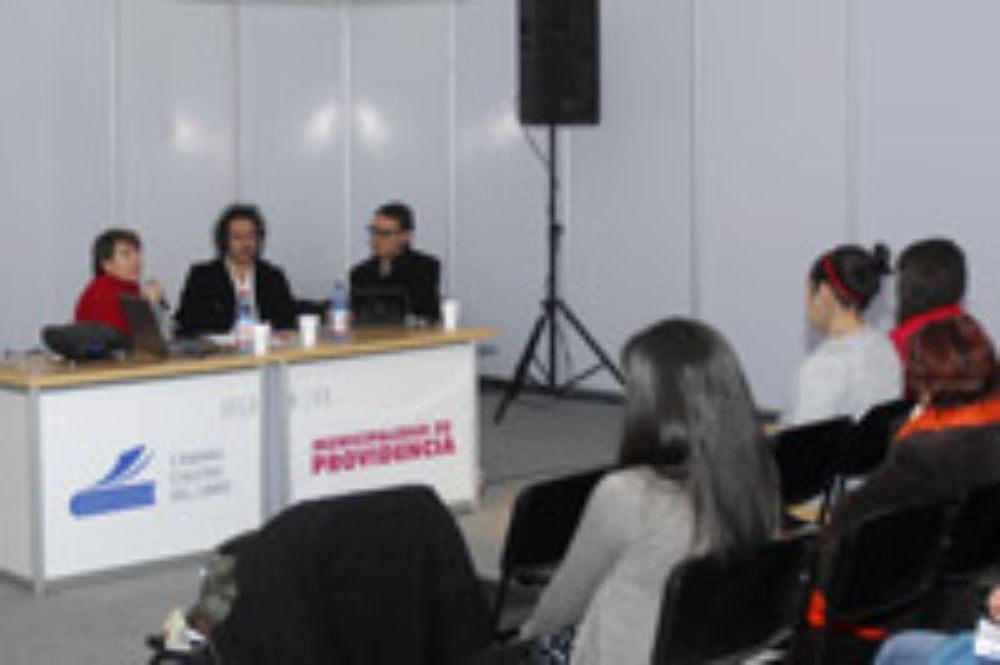 La conversación se desarolló en torno a los nuevos lugares en que leen los chilenos y chilenas, las preferencias femeninas y masculinas, y la irrupción de la lectura digital.