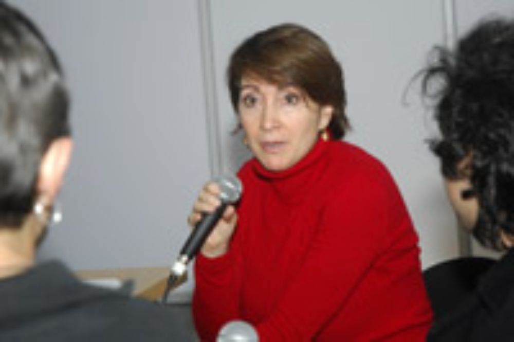 La mayoría de las mujeres, hombres, jóvenes y adultos lee en sus hogares, 84% en sus dormitorios.