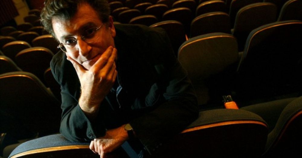 Alfredo Jaar ingresó a estudiar la carrera de Arquitectura a la U. de Chile en 1979, a la edad de 18 años.