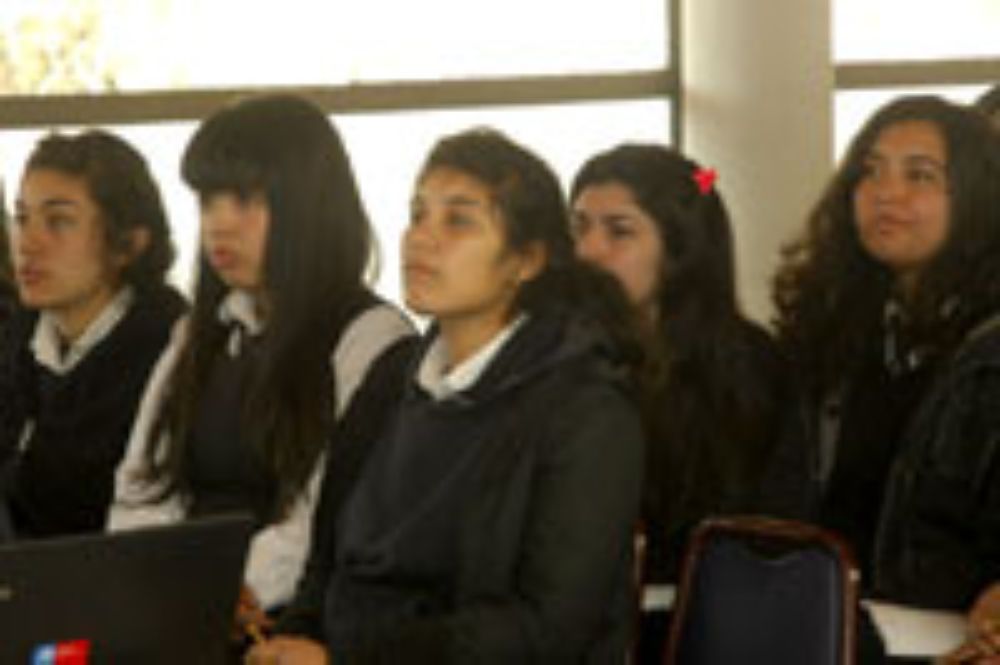 Esta es la primera vez que el Liceo Teresa Prat, recibe a algún académico universitario para hacer docencia a las estudiantes.