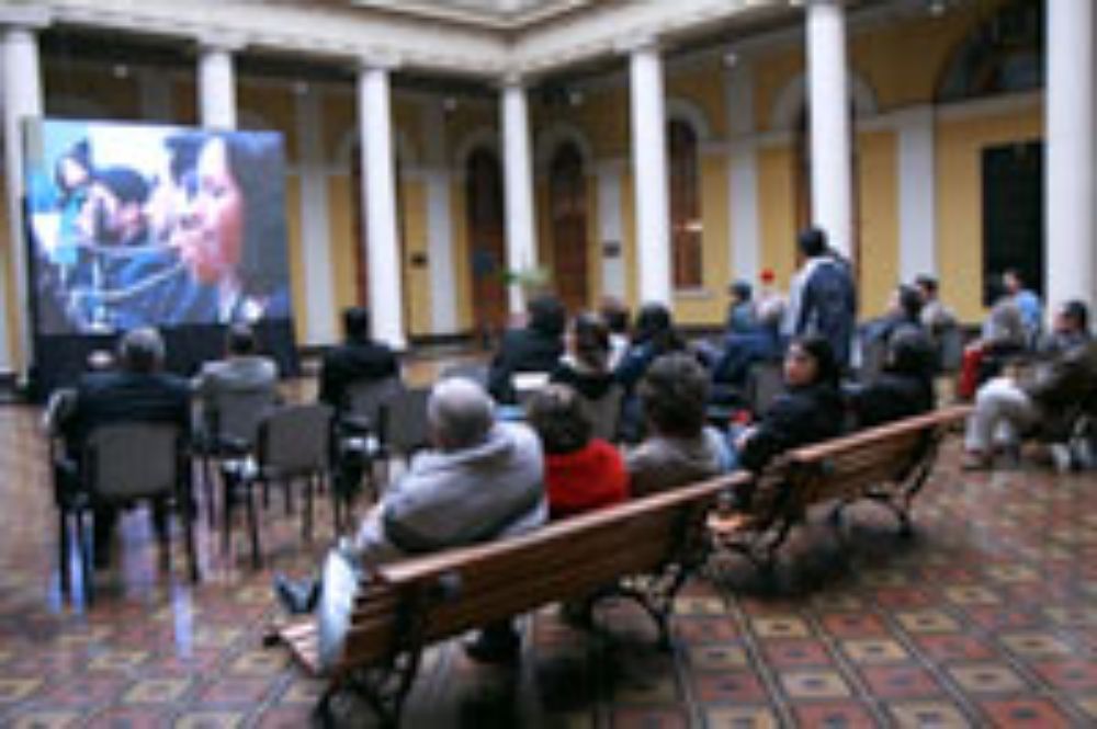 La ceremonia se siguió en todos los patios, el Salón de Honor y las afueras de la Casa Central.