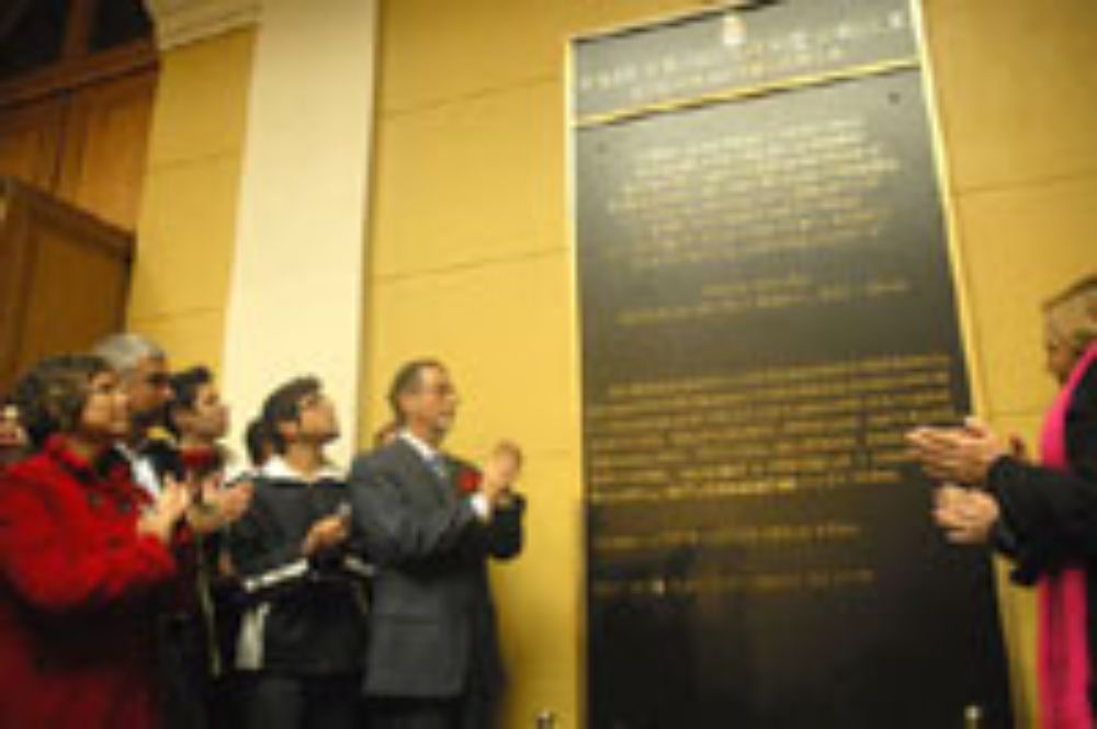 La placa ubicada en el Patio Domeyko.