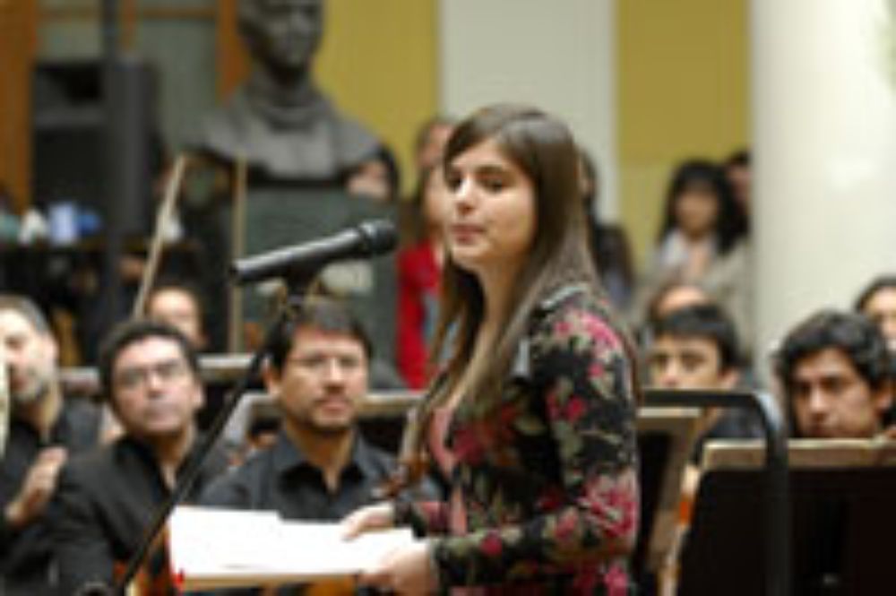 "La senadora estudiantil Scarlett Mac-Ginty rindió homenaje a los miembros de la universidad "que ya no están con nosotros". 